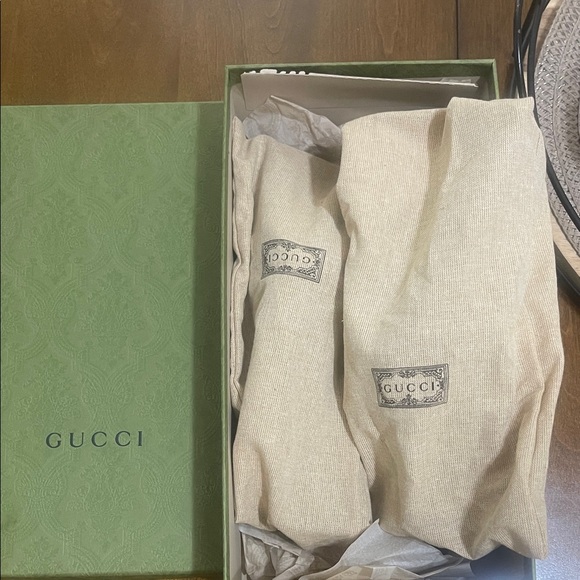 Gucci Women's Black Velvet Heels - Picture 5 of 14